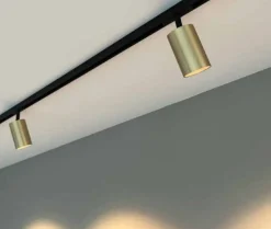 Antidark Kjøkkenbelysning Tak|Designline<Designline Tube Pro komplett 1.9 meter spotskinne med 3 spotter GU10 - Svart/Messing