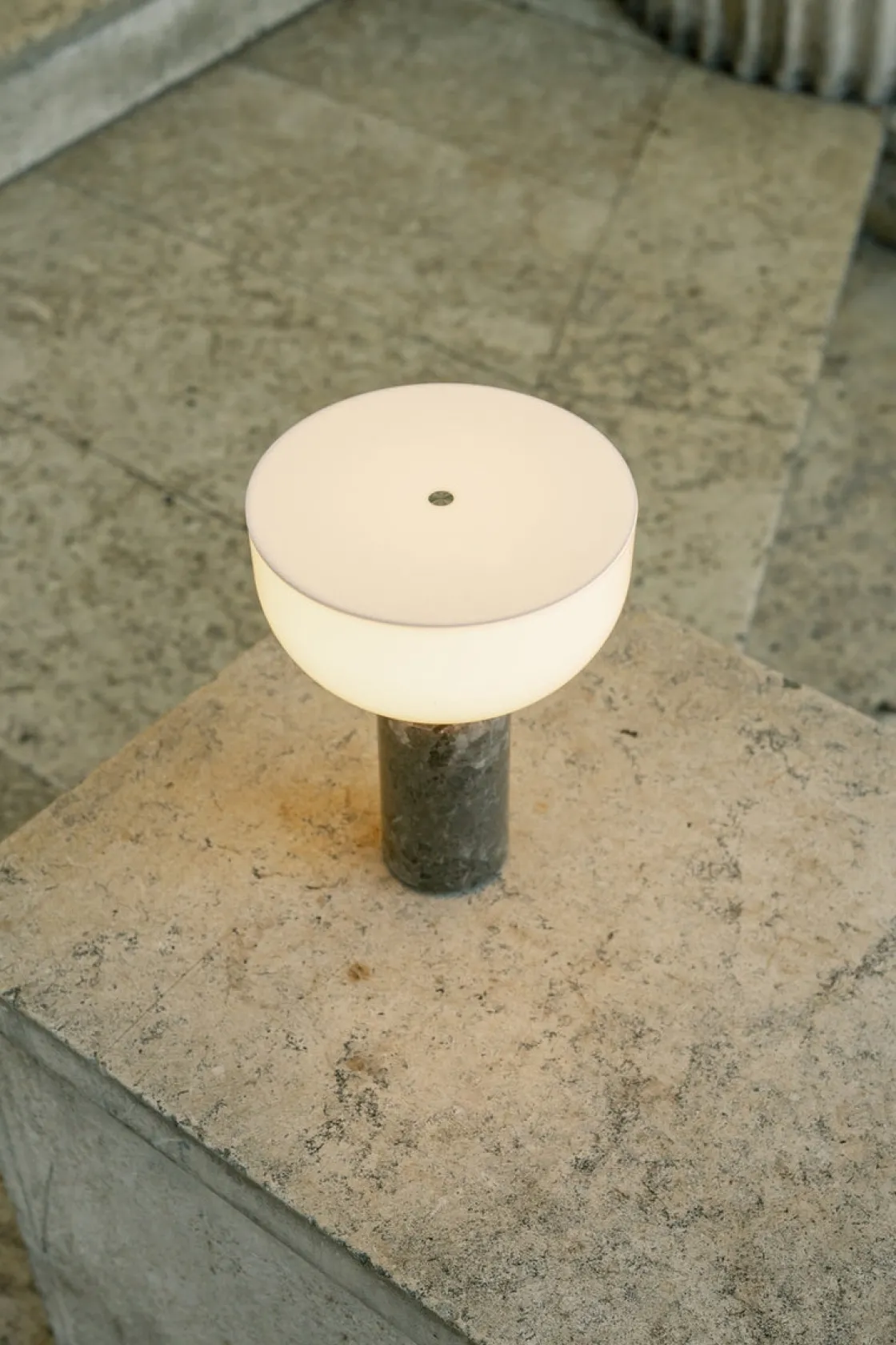 New Works Oppladbare Bordlamper<Kizu Portable bordlampe - marmor