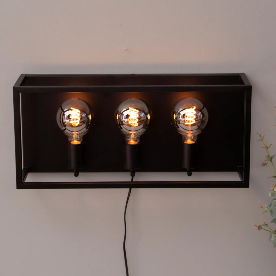 Scanlight Interiørlamper<Lisboa vegglampe trippel - Svart/Messing