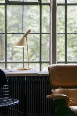 Louis Poulsen Louis Poulsen<AJ bordlampe