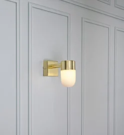 Marksløjd Baderomsbelysning Vegg<Menton vegglampe IP44 - Messing/opalhvit -
