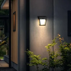 Philips Solcellebelysning|Utelamper - Klassiske Vegglamper<Nissa vegglampe utendørs IP44 1,8W 3000 Kelvin m/sensor - Solcelle