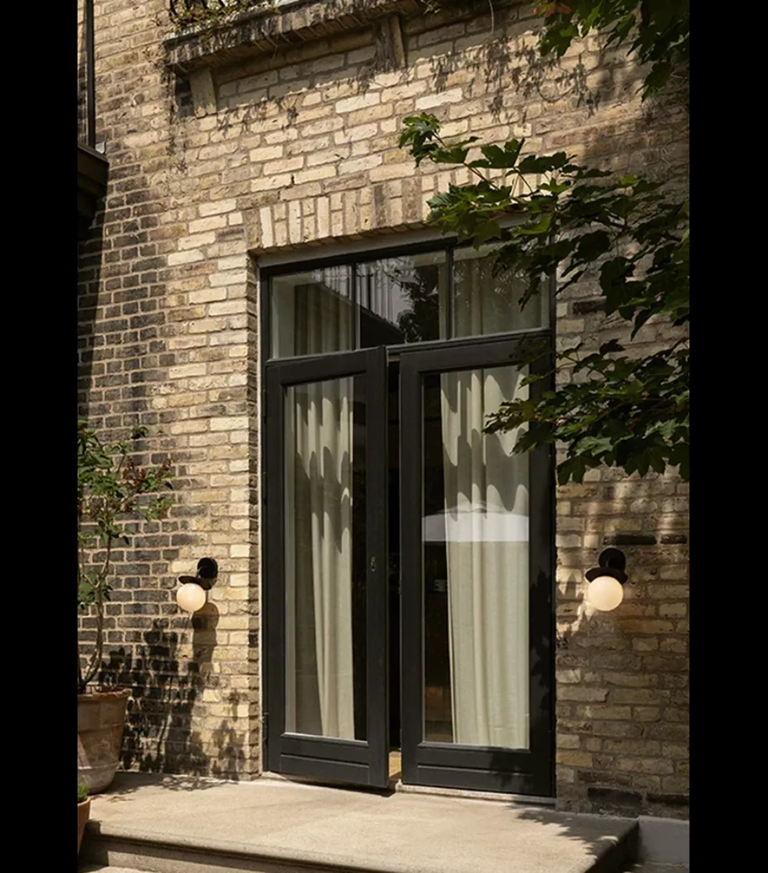 Nuura Utelamper - Klassiske Vegglamper|Baderomsbelysning Tak<Liila utendørslampe - svart/opal