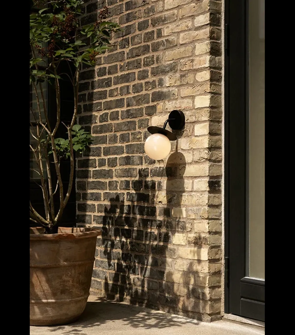 Nuura Utelamper - Klassiske Vegglamper|Baderomsbelysning Tak<Liila utendørslampe - svart/opal