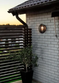 Konstsmide Utelamper - Veggskjold / Plafond<Oden vegglampe utendørs IP23 m/stikkontakt - Svart/klart glass