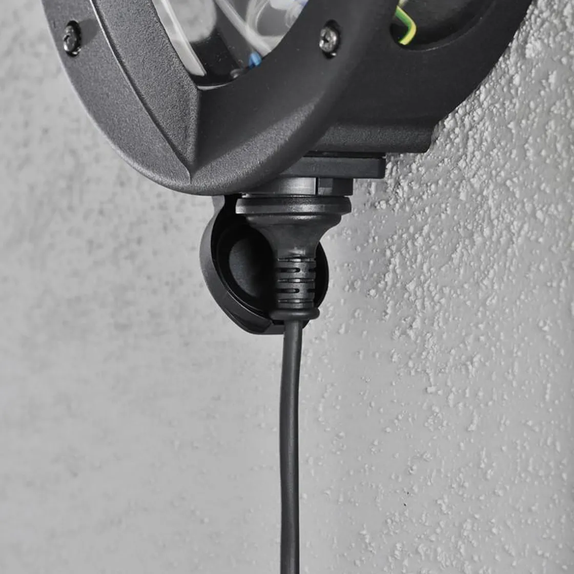 Konstsmide Utelamper - Veggskjold / Plafond<Oden vegglampe utendørs IP23 m/stikkontakt - Svart/Opal glass