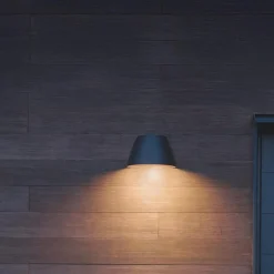 Plejd Utelamper Med Opp/Ned Lys|Plejd<smart vegglampe utendørs ned lys 2200-4000K IP44 13W med stikkontakt - Dimbar