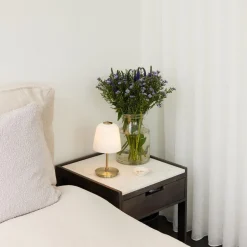 Halo Designs Oppladbare Bordlamper<Room 49 bordlampe oppladbar IP54 - Opal/Antikk messing