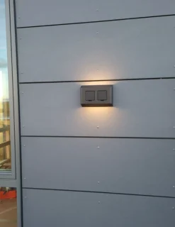 Aneta Lighting Utelamper Med Opp/Ned Lys<Søgne vegglampe utendørs opp/ned lys IP44 10W m/dobbel stikkontakt - Dimbar