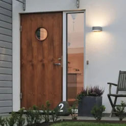 Konstsmide Utelamper Med Opp/Ned Lys<Teramo vegglampe -