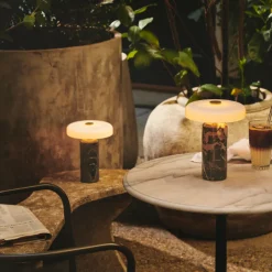 Design by Us Oppladbare Bordlamper<Trip oppladbar bordlampe - Dark Clay marmor/Hvit skjerm