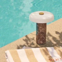 Design by Us Oppladbare Bordlamper<Trip oppladbar bordlampe - Dark Emperador brun marmor/Hvit skjerm