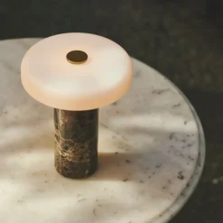 Design by Us Oppladbare Bordlamper<Trip oppladbar bordlampe - Dark Emperador brun marmor/Hvit skjerm