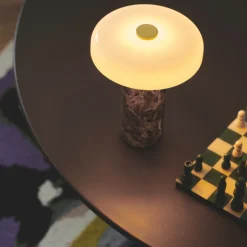Design by Us Oppladbare Bordlamper<Trip oppladbar bordlampe - Dark Emperador brun marmor/Hvit skjerm