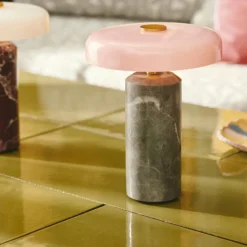 Design by Us Oppladbare Bordlamper<Trip oppladbar bordlampe - Sølv marmor/Rosa blank skjerm