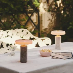 Design by Us Oppladbare Bordlamper<Trip oppladbar bordlampe - Sølv marmor/Rosa blank skjerm