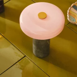 Design by Us Oppladbare Bordlamper<Trip oppladbar bordlampe - Sølv marmor/Rosa blank skjerm