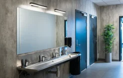 Sg Armaturen As Baderomsbelysning Vegg<View vegglampe baderom 46 cm 2700K 16W IP44 m/Stikkontakt