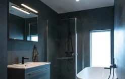 Sg Armaturen As Lightup-Pris|Baderomsbelysning Vegg<View vegglampe baderom 46 cm 3000K 16W IP44 m/stikkontakt